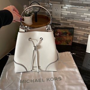 🔥🔥🔥 Michael Kors Medium bucket handbag